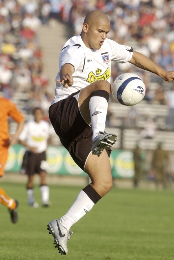 Humberto Suazo, tras mostrar grandes condiciones, explotó en Colo Colo en 2006. En 2007 se fue a Monterrey, donde es ídolo absoluto.