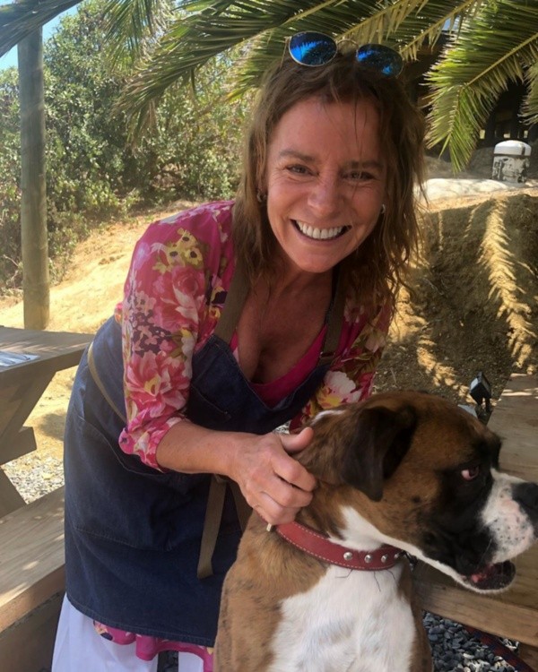 Katherine Salosny está establecida en su casa de Tunquén, donde comparte con sus perritos.