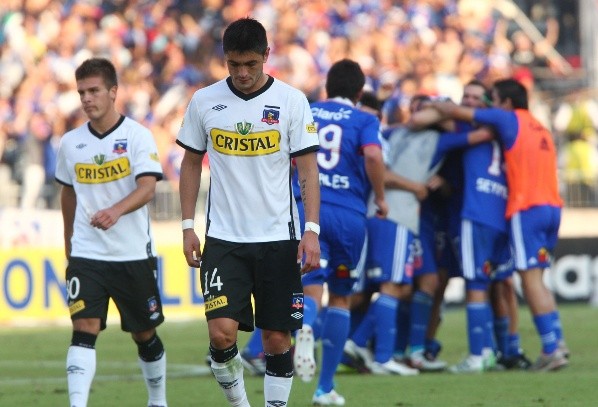 Rodrigo Millar rumbo al camarín luego de perder el superclásico de 2011 (Agencia Uno)