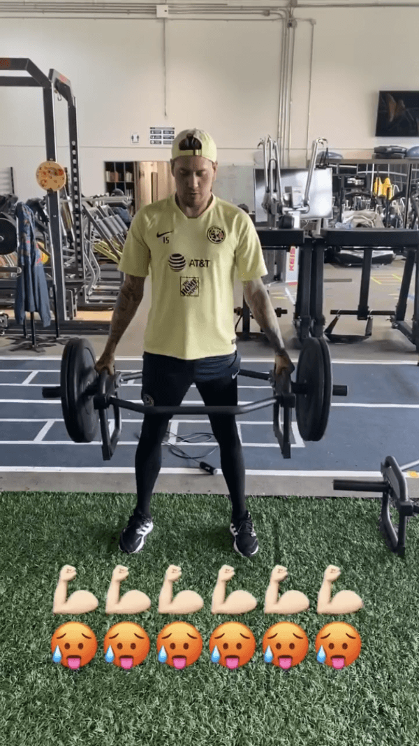 Nicolás Castillo fortalece sus piernas y ya puede levantar pesas. Foto: Instagram