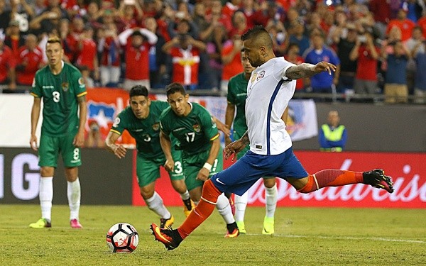 Al décimo minuto de descuento del segundo tiempo Vidal puso la victoria chilena tras un polémico cobro penal. (Foto: Getty)