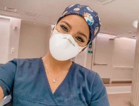 La hija de Miguel Ramírez trabajando como enfermera en la Clínica Las Condes.