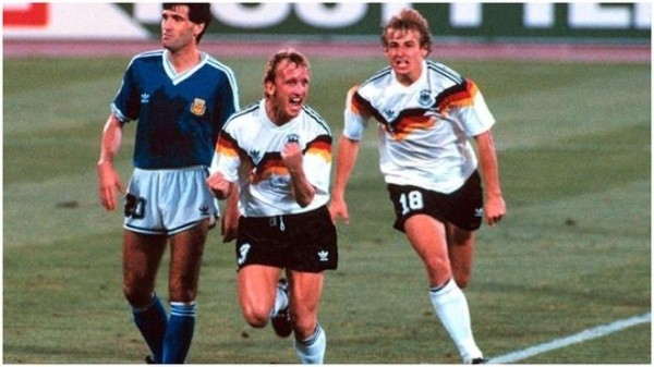 Brehme festeja su gol a Argentina.