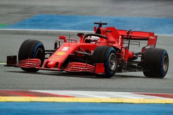 Sebastian Vettel debió abandonar la carrera tras un choque de su compañero Charles Leclerc, que le dañó el alerón trasero.