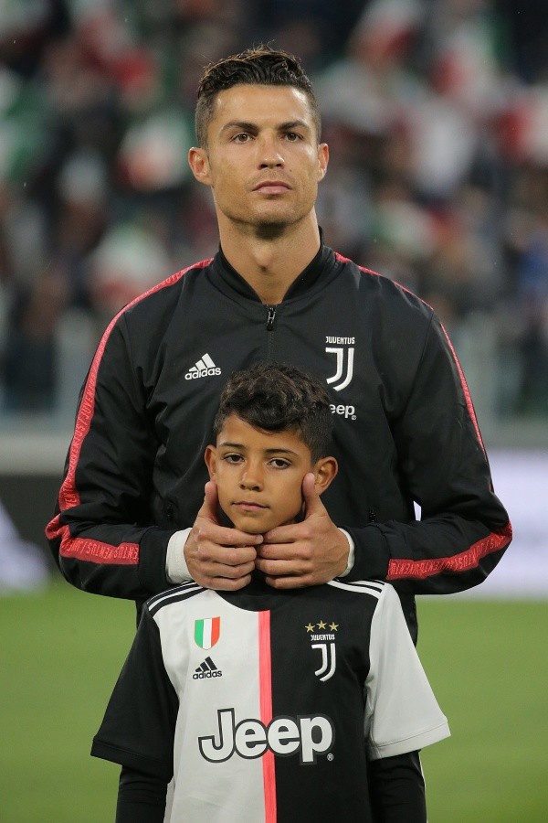 Cristiano Ronaldo Jr. cumplió 10 años el 17 de junio y sale conduciendo una embarcación para la que un adulto requiere un permiso especial.