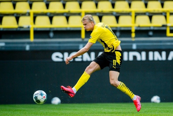 El delantero del Borussia Dortmund se encuentra en Noruega pasando sus vacaciones, y hace pocos días fue expulsado a empujones de una discoteca.