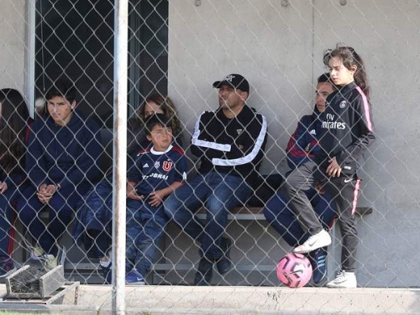 Chupete Suazo junto a Sebastián Pardo en el CDA viendo a sus hijas (La Cuarta)