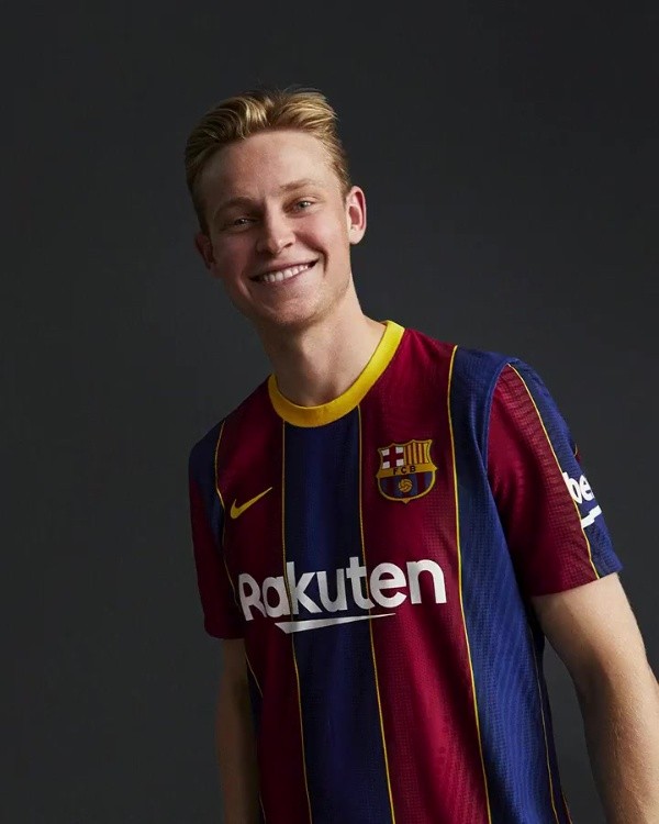 Frenkie de Jong es otro de los retratados con la nueva equipación del Barcelona
