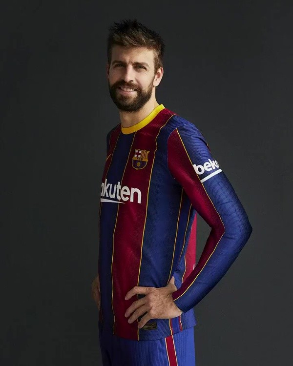 Gerard Piqué se presenta con la nueva camiseta oficial del Barcelona para la temporada 2021-22