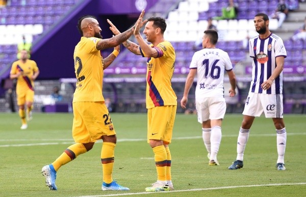 Arturo Vidal celebra junto a Lionel Messi ante el Valladolid (Getty Images)