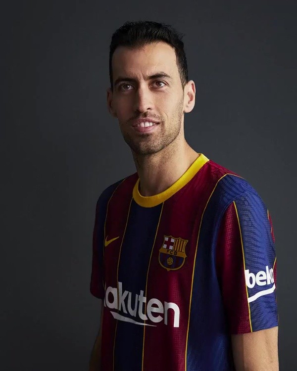 Sergio Busquets modela la nueva camiseta del Barcelona para 2021-22