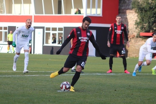 Jorquera ahora juega en Fatih Karagümrük SK de la Segunda División de Turquía. (@jorqueracris)
