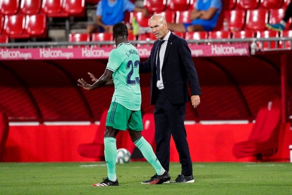 Zidane le da instrucciones a su compatriota Ferland Mendy - Getty