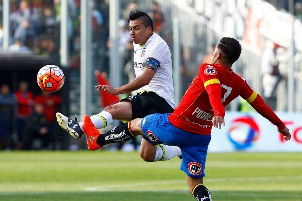 Fierro ante Pinares exhibiendo la jineta de capitán de Colo Colo (Getty Images)