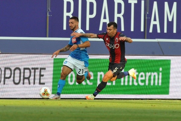 Gary Medel fue titular en el apretado empate de Bologna con Napoli - Getty