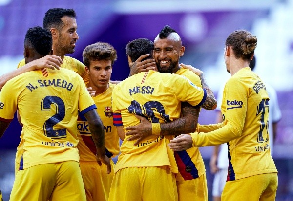 Vidal es abrazado por Messi luego de su gol al Valladolid (Getty Images)