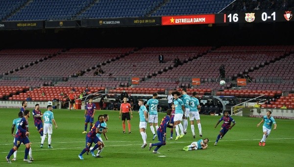 Arturo Vidal entró y el partido cambió inmediatamente para el Barcelona. Lionel Messi metió un bello tiro libre para el 1-1 ante Osasuna. Foto: Getty Images