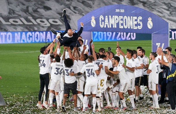 Para el festejo del Real Madrid, optó por quedarse de lejitos. A Zidane no lo quiso lanzar por los aires. Foto: Getty Images
