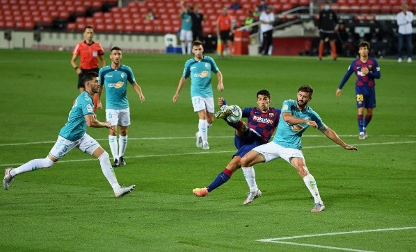 Luis Suárez metió una gran volea para darle el triunfo al Barcelona, pero el VAR apareció apara delatar una posición de adelanto y anular todo. Foto: Getty Images