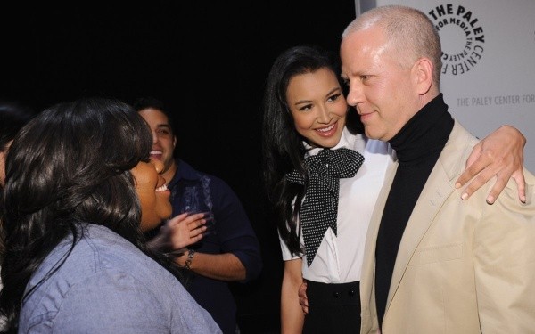 Ryan Murphy junto a Naya Rivera y otras actrices de “Glee”.