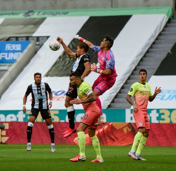 Claudio Bravo jugó los cuartos de final con Newclastle y espera recuperarse para una hipotética final. (Foto: Getty)