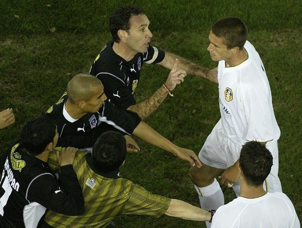 El plantel del Leeds United no podía frenar a Francisco Huaiquipán, lo que casi genera una tremenda pelea en la cancha. Foto: Getty Images