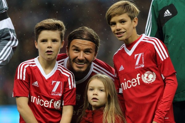 David Beckham junto a sus hijos Romeo, Cruz y Harper Beckham.