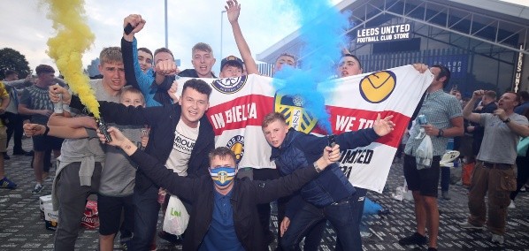 Los hinchas del Leeds celebran en las calles el ascenso (Getty Images)