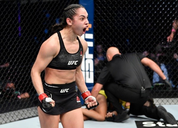 Tal fue el daño que le generó la llave de Ariane Lipski, que Luana Carolina no se logró levantar ni para el resultado. Foto: Getty Images