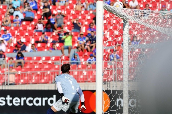 Fernando de Paul tuvo intervenciones claves en ambos duelos ante Inter de Porto Alegre. Eso sí, los azules quedaron en el camino y no lograron meterse en fase de grupo. Foto: Agencia Uno