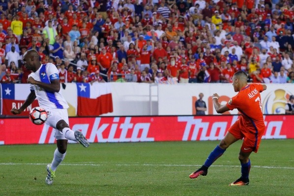 Alexis Sánchez tuvo su despertar en la Copa y marcó dos goles, el primero con una tremenda volea al ángulo. (Foto: Agencia Uno)
