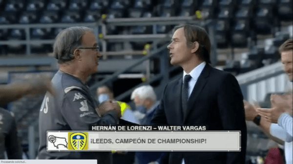 Marcelo Bielsa y Phillip Cocu dialogaron unos segundos en medio del homenaje al Leeds United (Captura)