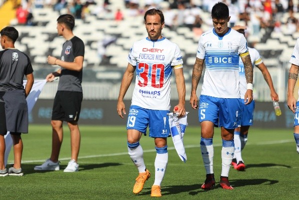 Fuenzalida salió a la cancha del Monumental con una camiseta dedicada a Castillo, que recientemente había sufrido una trombosis.