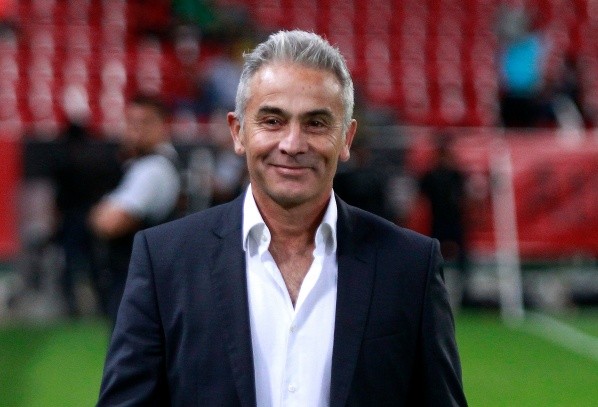 Juvenal Olmos dirigió por última vez cuando arribó a los Tiburones Rojos de Veracruz en 2018.