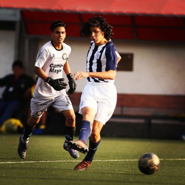 Pineau tiene 17 años y destaca por su altura de 1,86 y su gran parecido con el uruguayo Edinson Cavani.