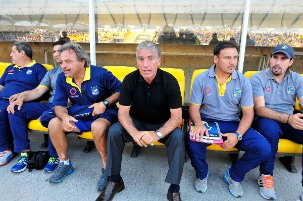 Luego de sus pasos por Audax Italiano y Colo Colo, Omar Labruna dirigió por última vez en nuestro país en la banca de Everton. Foto: Agencia Uno