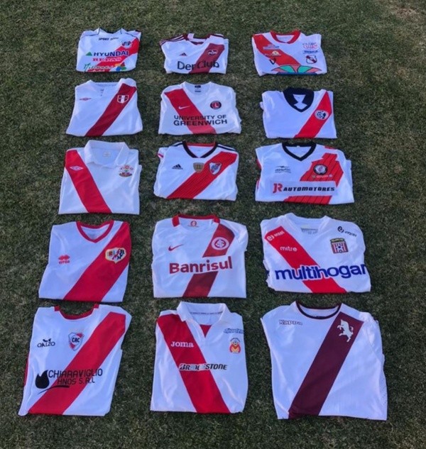 Cuatro hermanos argentinos sumaron la camiseta de Curicó a su curiosa colección de playeras similares a la de River Plate.