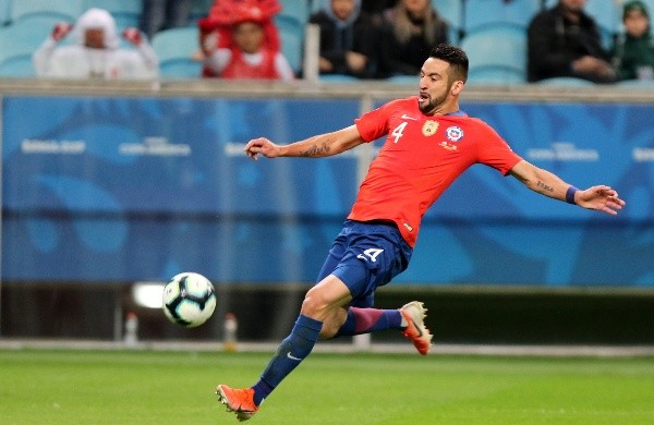 El defensor chileno está entrenando en España, donde espera definir pronto su futuro.