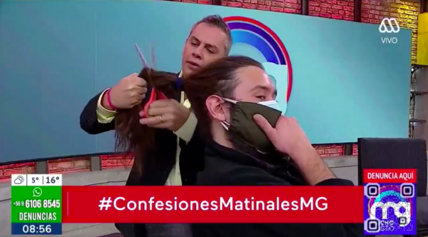 José Miguel Viñuela cortándole el pelo al camarógrafo José Miranda.