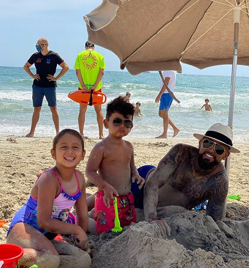 Arturo Vidal y sus hijos pequeños jugando en la playa