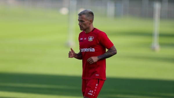 Charles Aránguiz se integró a los trabajos del Bayer Leverkusen con miras a la Europa League. Foto: Twitter