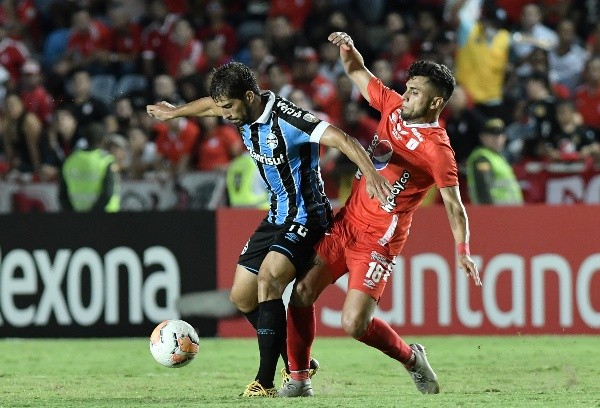 Rodrigo Ureña ante Gremio en Copa Libertadores (Getty Images)