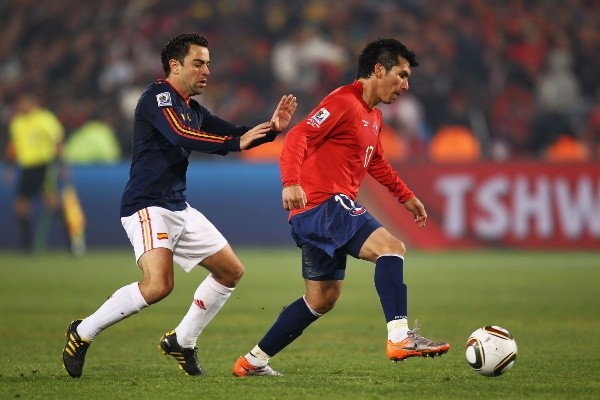 Xavi ante Gary Medel en el Mundial de Sudáfrica 2010 (Getty Images)