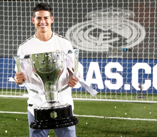 James Rodríguez con el trofeo de Real Madrid campeón de la Liga - Getty