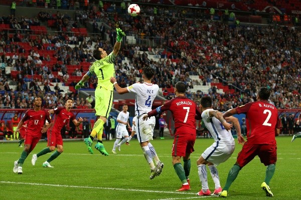 Cristiano Ronaldo poco pudo hacer en esta semifinal, en la que la figura de Claudio Bravo se alzó como la mejor de la definición. (Foto: Getty)
