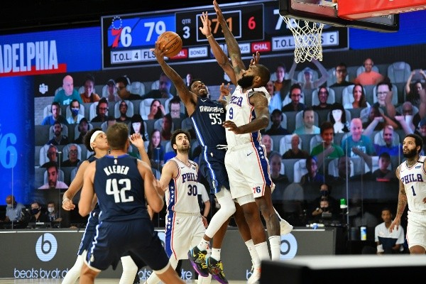 La NBA tendrá un regreso sin público, aunque las imágenes de los fanáticos se harán presente en las canchas, como lo muestra esta postal. (Foto: Getty)