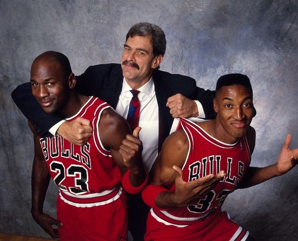 El afamado Phil Jackson junto a Michael Jordan y Scottie Pippen (Getty Images)