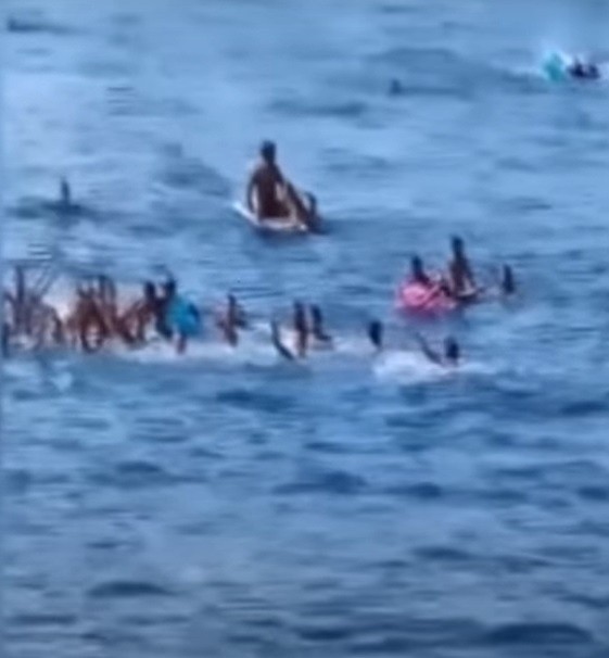 Cristiano y su familia anclaron su yate a kilómetros de la costa, pero decenas de tifosi nadaron hasta la embarcación.