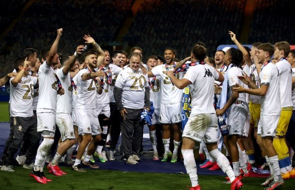 Bielsa celebra el título con Leeds.