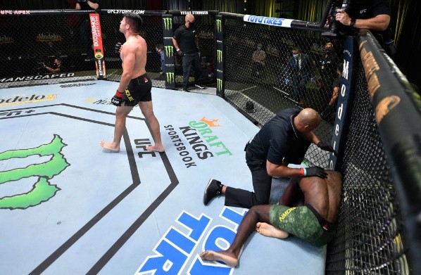 Randy Brown no tuvo respuesta en varios segundos tras el tremendo KO que le propinó Vicente Luque. Foto: Getty Images